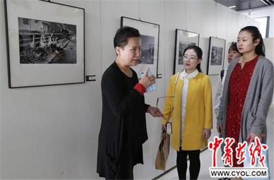 艺术学院副院长潘红在展厅里给学生讲课 艺术学院副院长潘红在展厅里给学生讲课