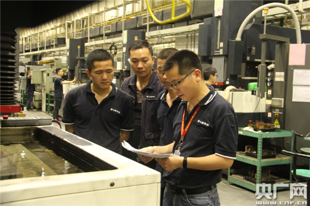 【中国梦·大国工匠篇】“放电工”刘建兵:我从未干过轰轰烈烈的大事儿 【中国梦·大国工匠篇】“放电工”刘建兵:我从未干过轰轰烈烈的大事儿