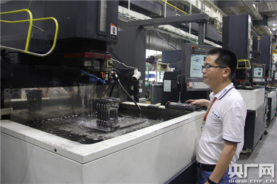 【中国梦·大国工匠篇】“放电工”刘建兵:我从未干过轰轰烈烈的大事儿 【中国梦·大国工匠篇】“放电工”刘建兵:我从未干过轰轰烈烈的大事儿