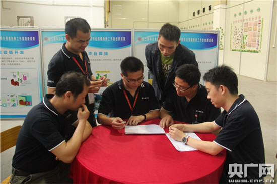 【中国梦·大国工匠篇】“放电工”刘建兵:我从未干过轰轰烈烈的大事儿 【中国梦·大国工匠篇】“放电工”刘建兵:我从未干过轰轰烈烈的大事儿