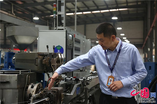 李诗愈向记者介绍光纤“穿衣”工艺。中国网记者 杨楠摄影 李诗愈向记者介绍光纤“穿衣”工艺。中国网记者 杨楠摄影