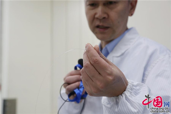 李诗愈手里拿着的就是烽火生产的光纤线。中国网记者 杨楠摄影 李诗愈手里拿着的就是烽火生产的光纤线。中国网记者 杨楠摄影