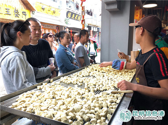 又逢一年“三月三” 12万市民热热闹闹“耍西山”