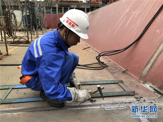 在车间工作中的陈庆城。新华网发(李夏摄) 在车间工作中的陈庆城。新华网发(李夏摄)