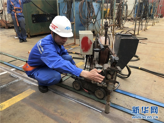 陈庆城演示埋伏自动焊。新华网发(李夏摄) 陈庆城演示埋伏自动焊。新华网发(李夏摄)