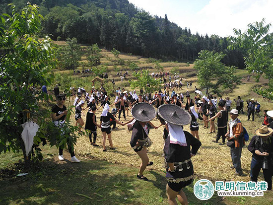 “仰阿娜”姑娘节现场。记者孙红亮摄