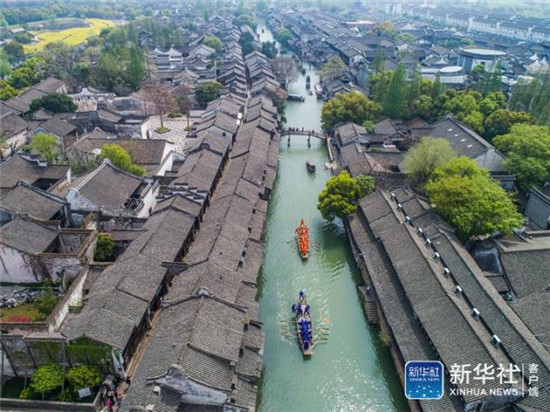 4月1日，空中俯瞰乌镇春色。清明期间，浙江省桐乡市乌镇开启传统的“香市”盛会，为市民和游客呈现踏青游春、蚕花会、民间戏曲、踏白船等众多特色民俗活动，让人们在春暖花开之际，感受江南古镇春季特色民俗之美。新华社记者 徐昱 摄