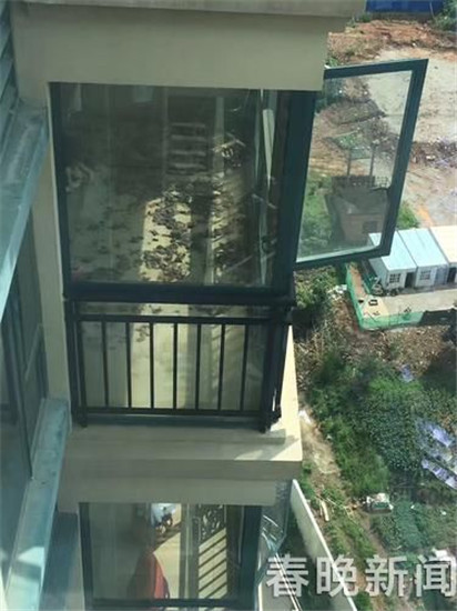 两只狗狗被关在阳台长期无人管!邻居目睹“狗吃屎”忍无可忍 两只狗狗被关在阳台长期无人管!邻居目睹“狗吃屎”忍无可忍