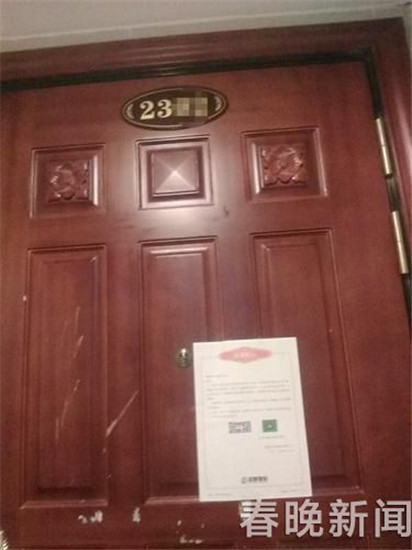 两只狗狗被关在阳台长期无人管!邻居目睹“狗吃屎”忍无可忍 两只狗狗被关在阳台长期无人管!邻居目睹“狗吃屎”忍无可忍