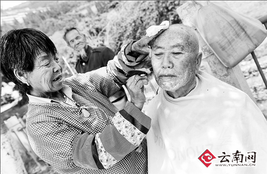 二月二龙抬头 昆明77岁女理发师为老人剃龙头 二月二龙抬头 昆明77岁女理发师为老人剃龙头