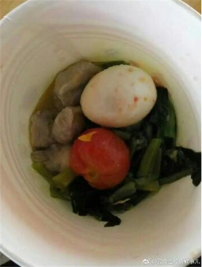 “暗黑料理”新秀 昆明一高校现西红柿炒鸡蛋加强版 “暗黑料理”新秀 昆明一高校现西红柿炒鸡蛋加强版