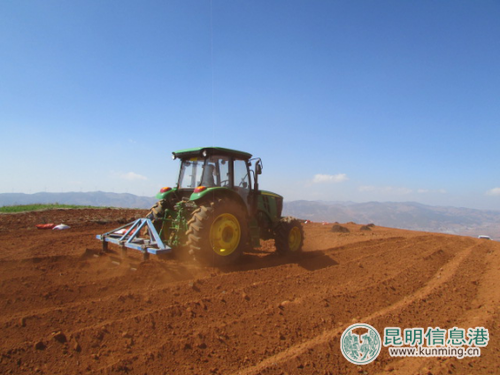 2017年六哨乡春耕农事生产中机械化操作