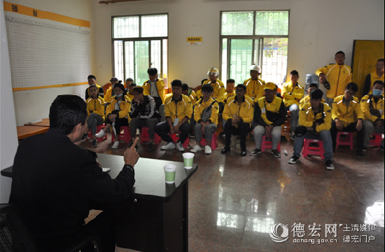 瑞丽交警为“美团”骑手送上安全的一课 瑞丽交警为“美团”骑手送上安全的一课