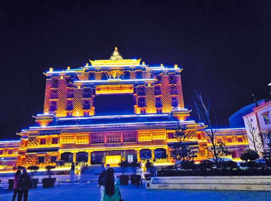 金碧辉煌的香巴拉时轮坛城文化博览中心（记者尤祥能/摄）