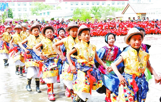 纳赤塘小学开展文艺活动(石显尧/摄）