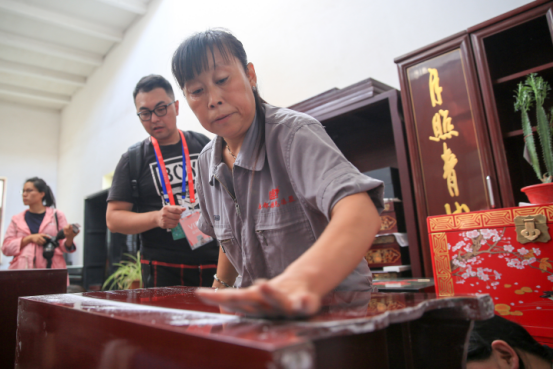 传承与创新 走近山西平遥“明艳”的推光漆器