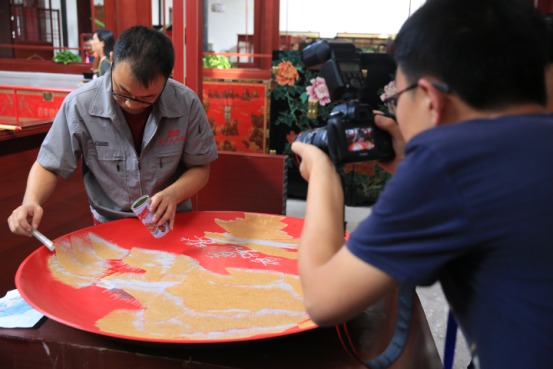 传承与创新 走近山西平遥“明艳”的推光漆器