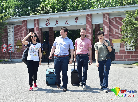 采访中,来自不同国家的青年访问学者们表示,中国的发展经验值得借鉴。右一:英国埃克塞特大学研究员凯瑟琳·欧文;左二:匈牙利学者胡庆建。 采访中,来自不同国家的青年访问学者们表示,中国的发展经验值得借鉴。右一:英国埃克塞特大学研究员凯瑟琳·欧文;左二:匈牙利学者胡庆建。