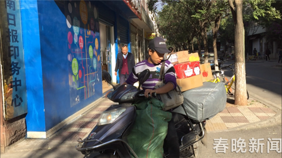 昆明快递小哥连车带货被偷 昆明快递小哥连车带货被偷