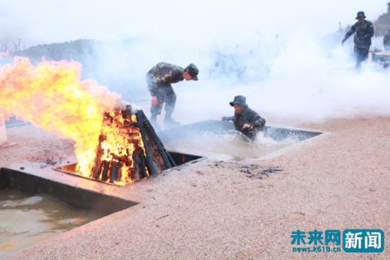 青春建功十九大 不爱红妆爱武装 青春建功十九大 不爱红妆爱武装