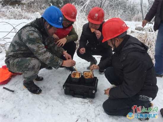 这道暖心风景线 比雪景更美