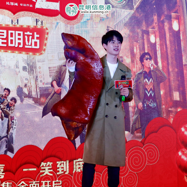 抱“猪蹄”给粉丝加菜