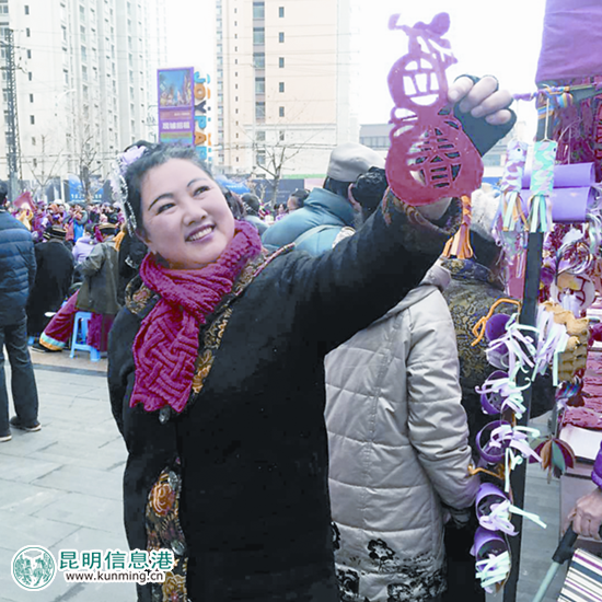 居民剪纸送祝福