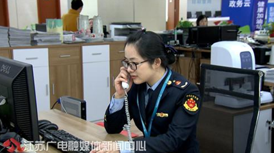 【新春走基层】窗口人员变形记:从“审批者”到“服务者” 【新春走基层】窗口人员变形记:从“审批者”到“服务者”