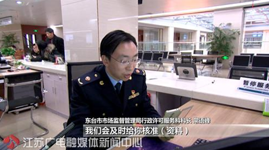 【新春走基层】窗口人员变形记:从“审批者”到“服务者” 【新春走基层】窗口人员变形记:从“审批者”到“服务者”