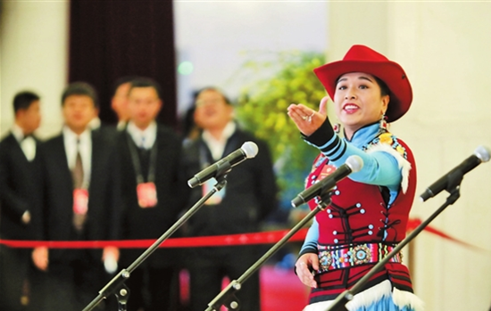 【现场】“委员通道”传来云南歌声 【现场】“委员通道”传来云南歌声