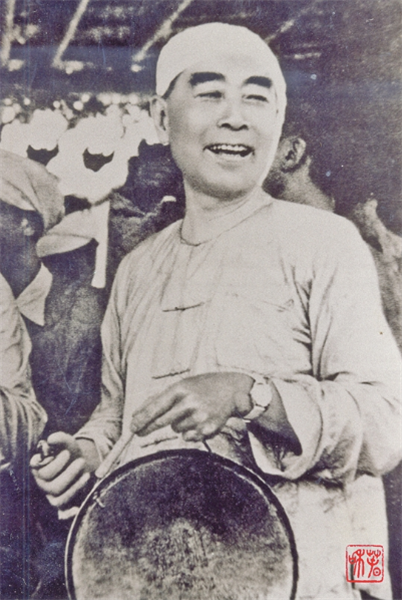 1961年4月，周恩来在西双版纳傣族自治州参加泼水节。