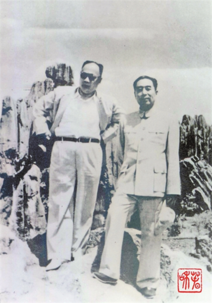 周恩来与陈毅在石林。