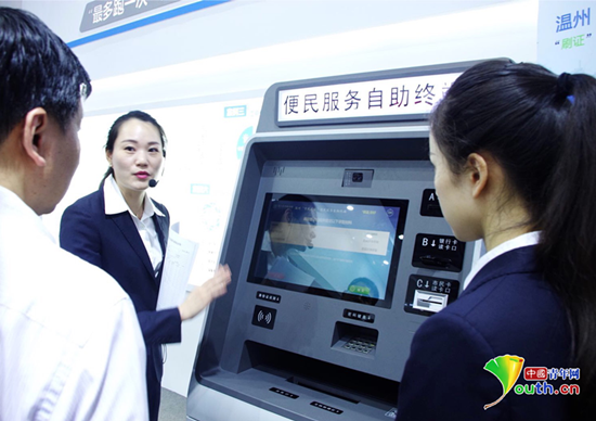 首届数字中国建设成果展览会上,在电子政务展区浙江展台前,工作人员正在向观众讲解便民服务自助终端的使用方法。10类101个服务事项可以通过这台机器来办理。中国青年网记者 张潼 摄 首届数字中国建设成果展览会上,在电子政务展区浙江展台前,工作人员正在向观众讲解便民服务自助终端的使用方法。10类101个服务事项可以通过这台机器来办理。中国青年网记者 张潼 摄