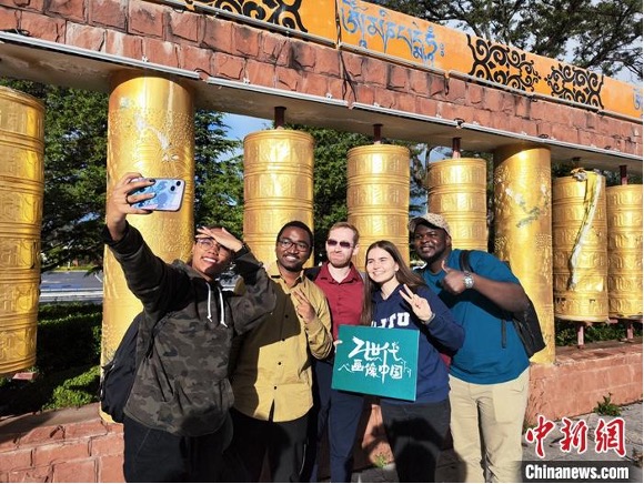 (Five overseas youth bloggers taking a selfie at the Diqing Shangri-La Airport. Photo: China News Network/Liu Yue)