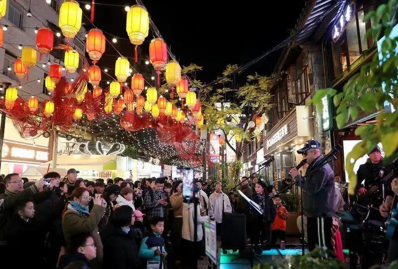 南强集市烟火升腾，人潮涌动。(1)