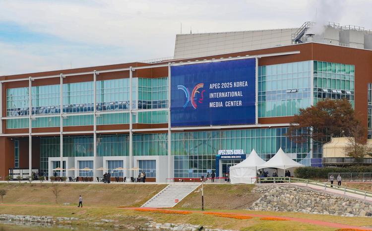 This photo shows the exterior view of the media center in Gyeongju, South Korea, Oct. 31, 2025. (Xinhua/Yao Qilin)