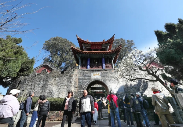 游客在金殿公园游览。记者黄晓松 摄