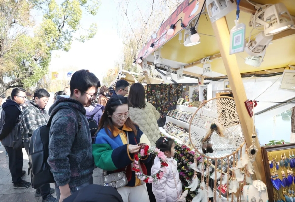 游客在翠湖公园逛非遗集市。黄晓松 摄