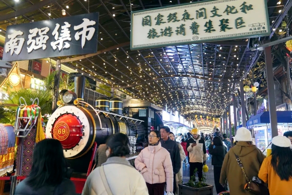 游客在南强街巷观光游玩。新华社