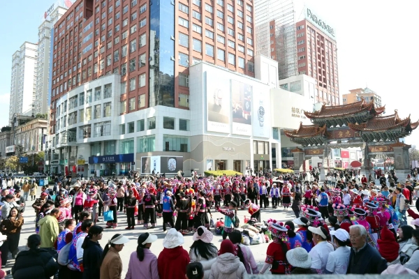 在南屏步行街中心广场，民族打跳演出精彩纷呈。黄晓松 摄