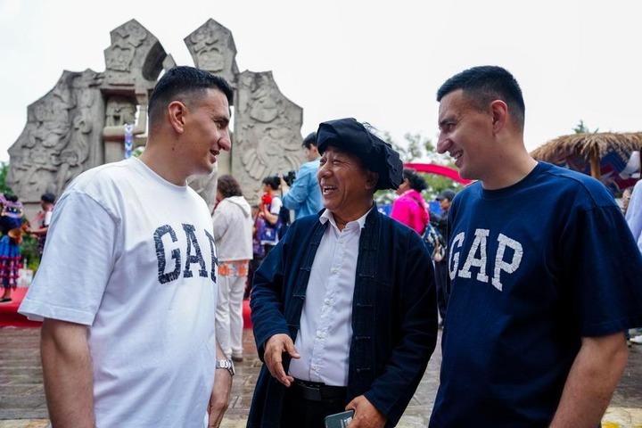 Han Shang (R) and Hu Sheng (L) chat with their old friend Wang Ziping in Mojiang Hani Autonomous County, southwest China's Yunnan province, May 1, 2026. (Xinhua/Chen Xinbo) cfeb1a284621be4bdb1e79abd7c80c2c.jpeg