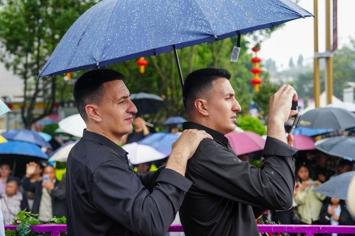 Han Shang (R) and Hu Sheng participate in a parade of the Mojiang International Twins Festival in Mojiang Hani Autonomous County, southwest China's Yunnan province, May 2, 2026. (Xinhua/Chen Xinbo) bc9647bbf3bfaca1a1502b805fad927f.jpeg