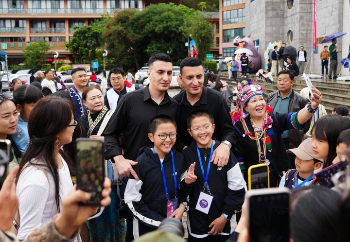 Han Shang (L) and Hu Sheng pose for photos after a parade of the Mojiang International Twins Festival in Mojiang Hani Autonomous County, southwest China's Yunnan province, May 2, 2026. (Xinhua/Chen Xinbo) c983ae2974b8fb8459cf0e118522c24a.jpeg