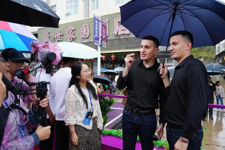 Han Shang (R) and Hu Sheng receive interviews during the Mojiang International Twins Festival in Mojiang Hani Autonomous County, southwest China's Yunnan province, May 2, 2026. (Xinhua/Chen Xinbo) 57b504764e199b698d8bbd5cb96e3c34.jpeg