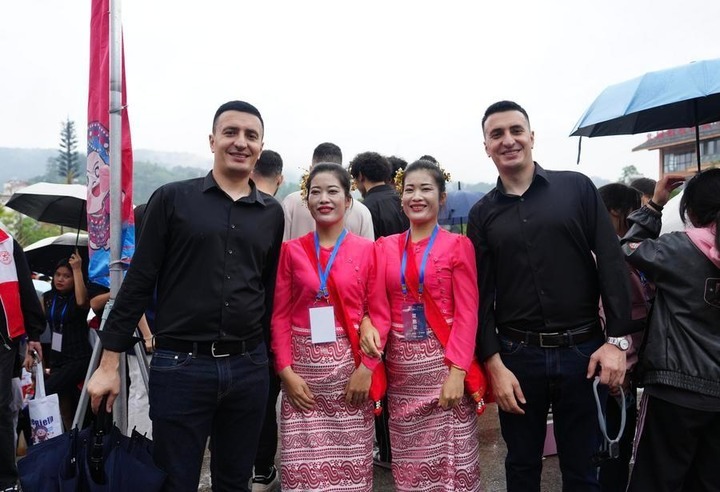 Twins Han Shang (1st L), Hu Sheng (1st R) pose with a pair twins from Xishuangbanna Dai Autonomous Prefecture after a parade of the Mojiang International Twins Festival in Mojiang Hani Autonomous County, southwest China's Yunnan province, May 2, 2026. (Xinhua/Chen Xinbo) 1e3444a2c166b135360cd7dfb12f073b.jpeg