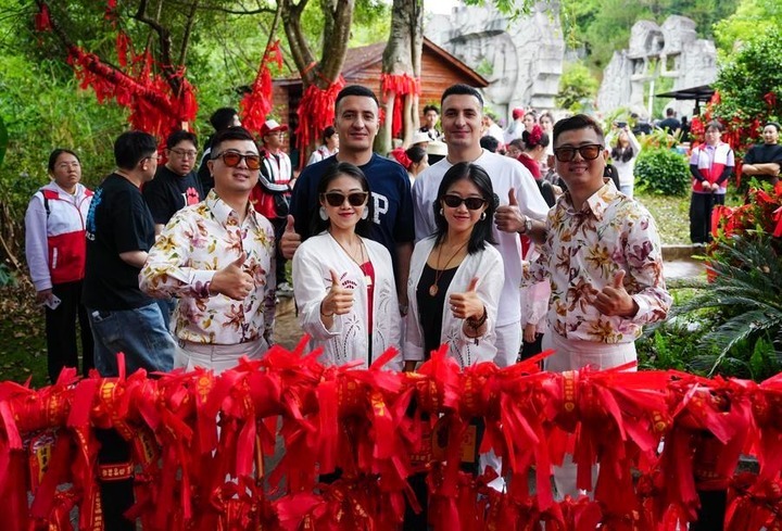 Twins Han Shang (rear L), Hu Sheng (rear R) pose with twins Cao Shihao (front, 1st L), Cao Shijie (front, 1st R) and others in Mojiang Hani Autonomous County, southwest China's Yunnan province, May 1, 2026. (Xinhua/Chen Xinbo) f8787783a4bc2f81a05f921fbf792bb6.jpeg