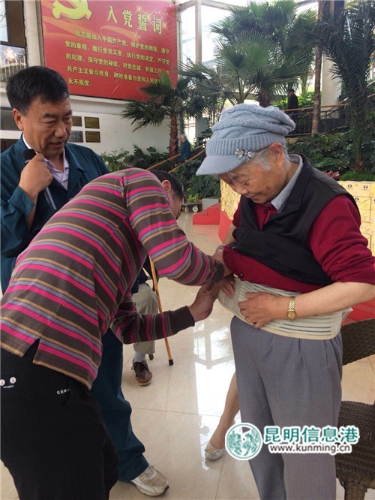 周林频谱科技有限公司向东川区贫困户送出3万多元保健产品 (1) 周林频谱科技有限公司向东川区贫困户送出3万多元保健产品 (1)