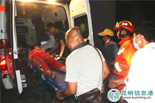现场120医护人员对女童进行救治 现场120医护人员对女童进行救治