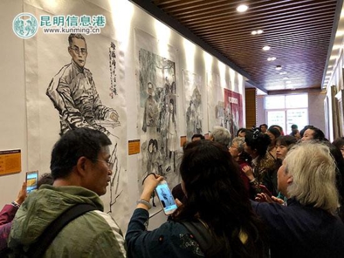 参观画展的市民合影留念