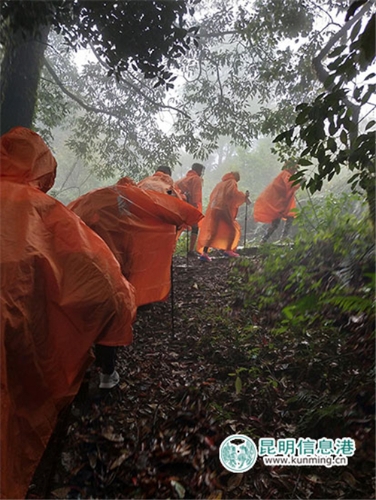 青年企业家组成的队伍在雨中前行